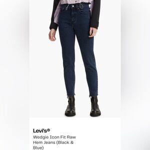 Levi’s Wedgie Dark Wash; Size: 24